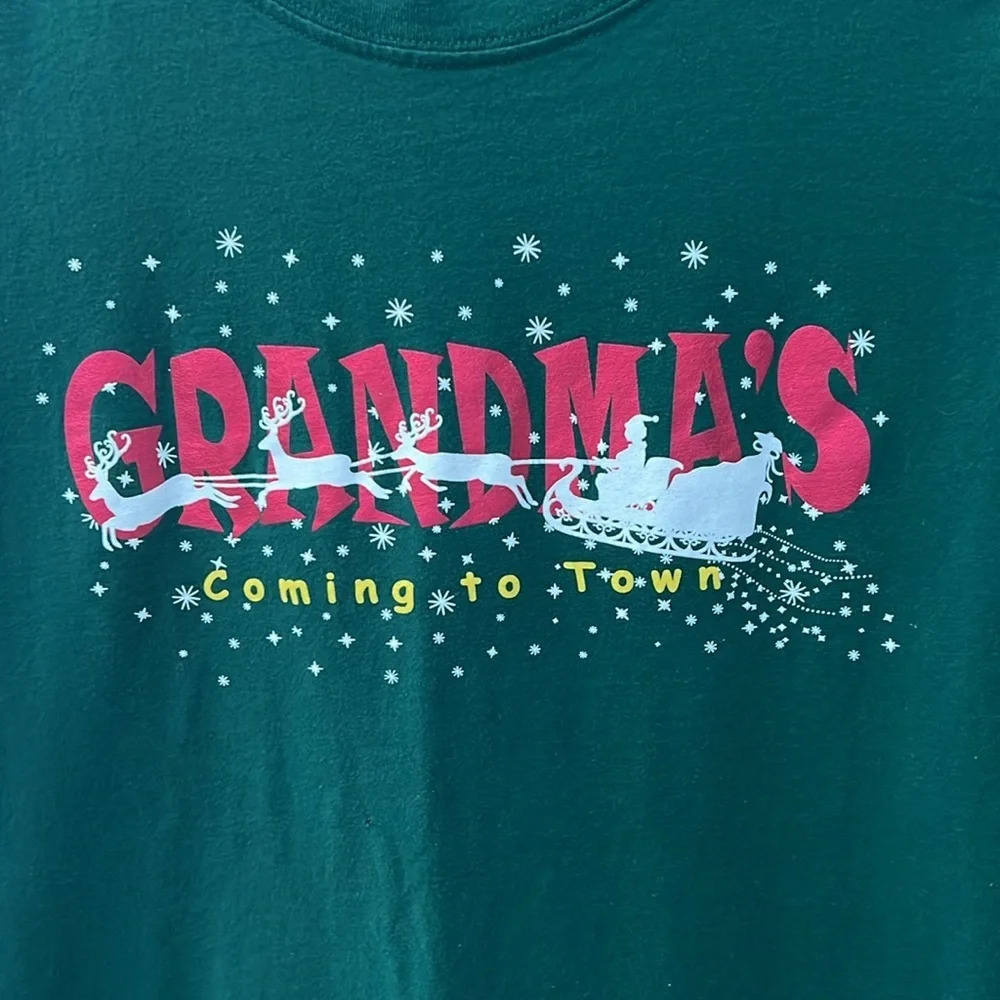 Christmas T shirt. “Grandma’s coming to town” - Picture 3 of 6